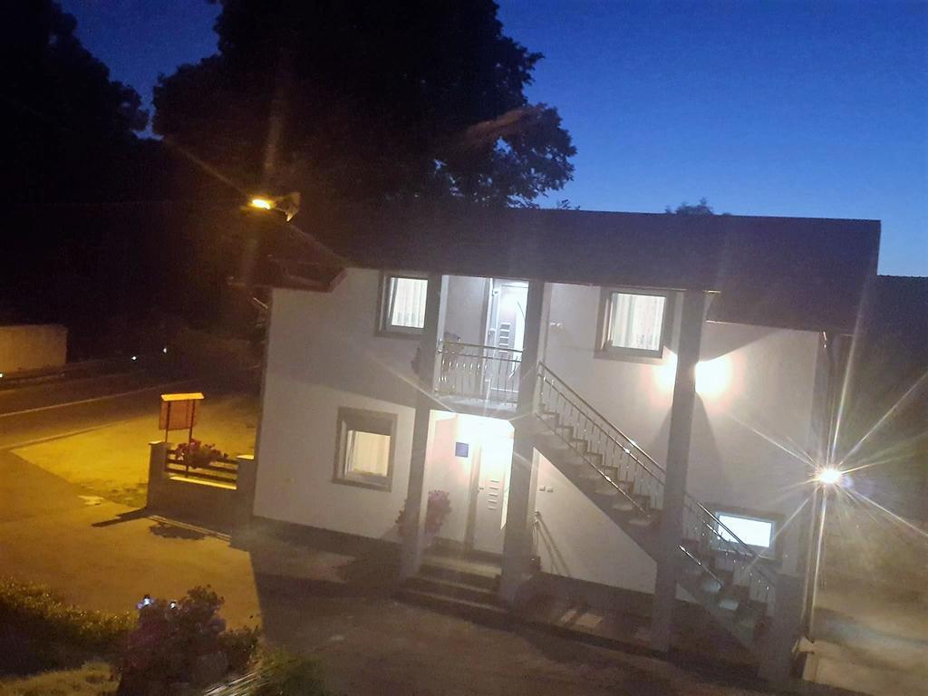 Guesthouse Samolov Vrhovine Екстериор снимка