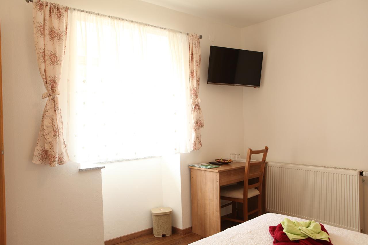 Guesthouse Samolov Vrhovine Екстериор снимка