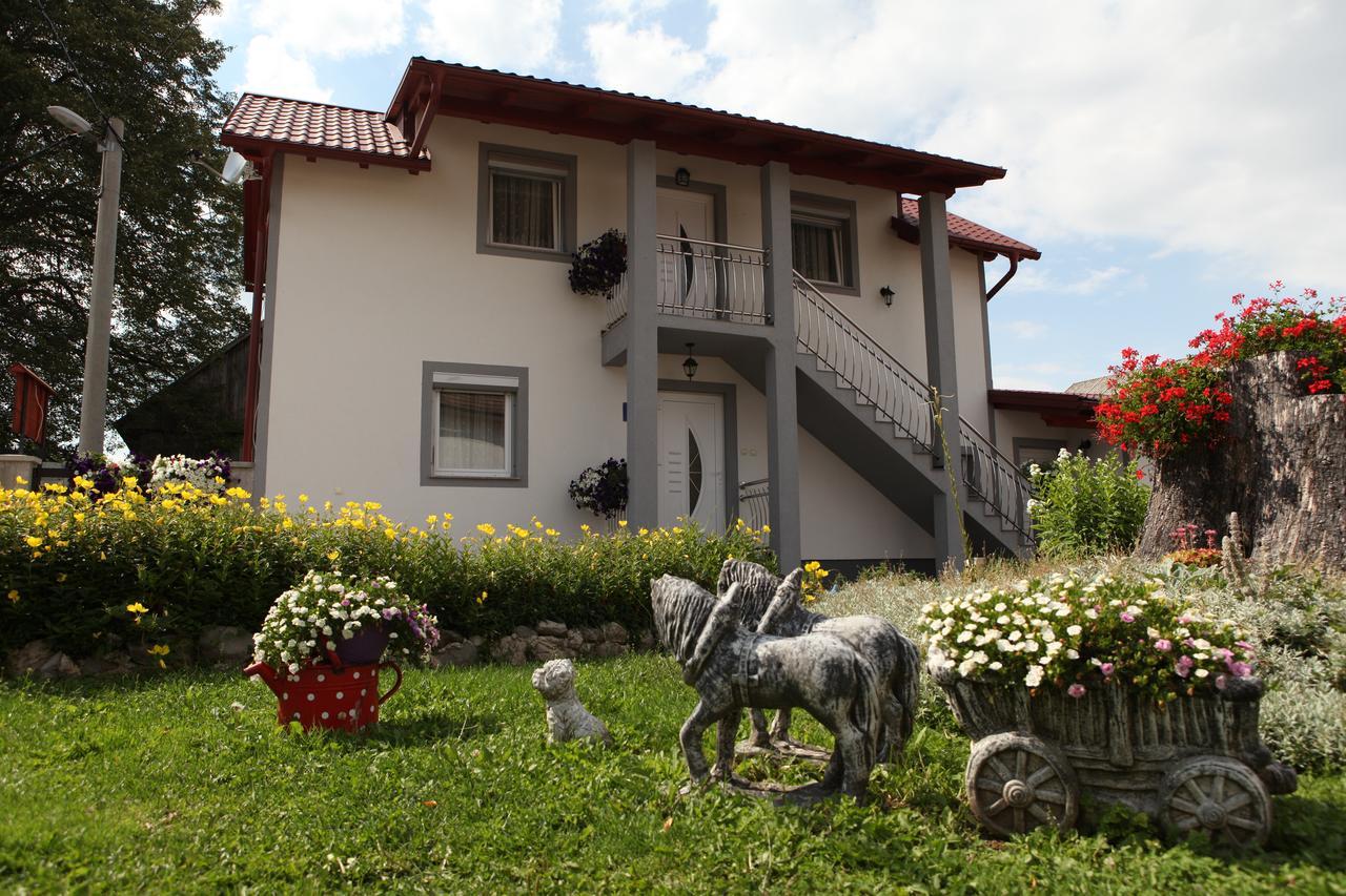 Guesthouse Samolov Vrhovine Екстериор снимка