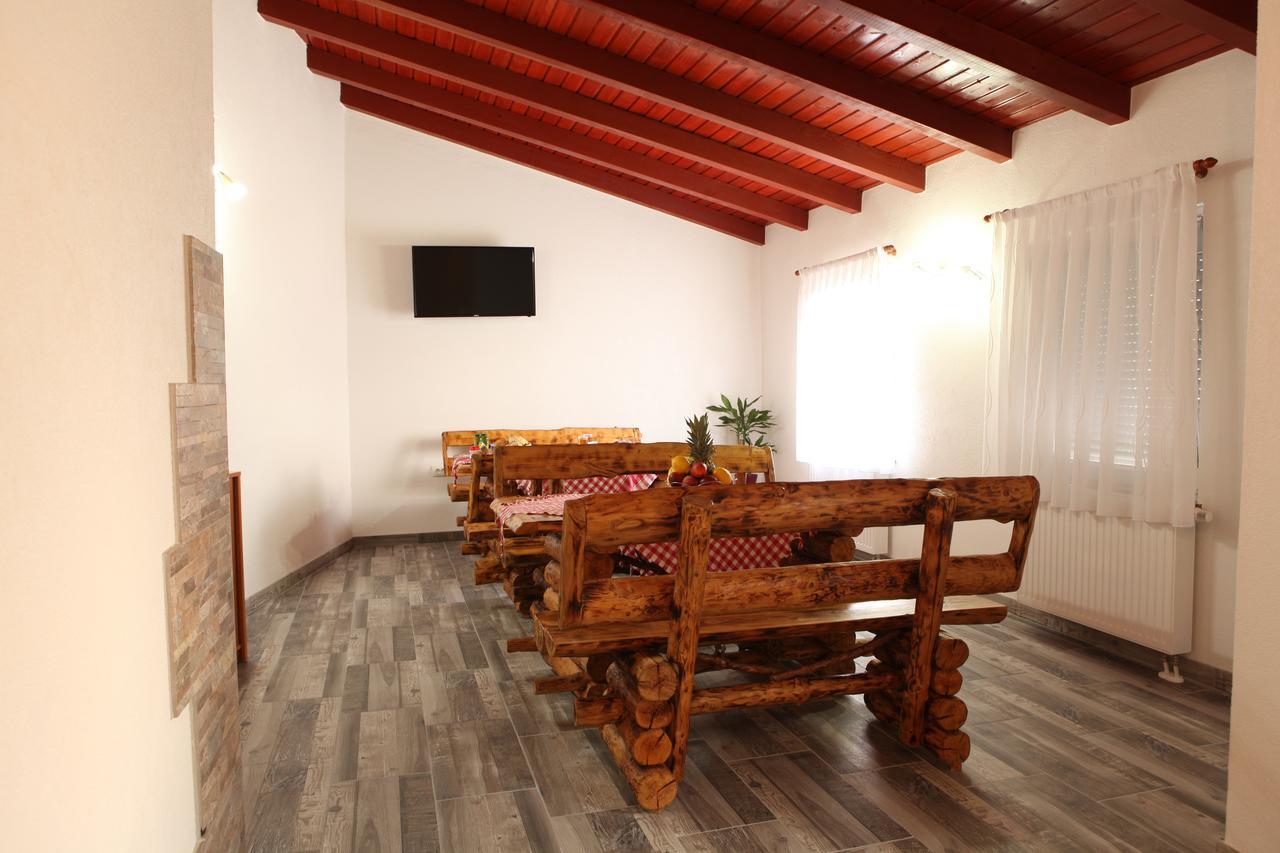 Guesthouse Samolov Vrhovine Екстериор снимка