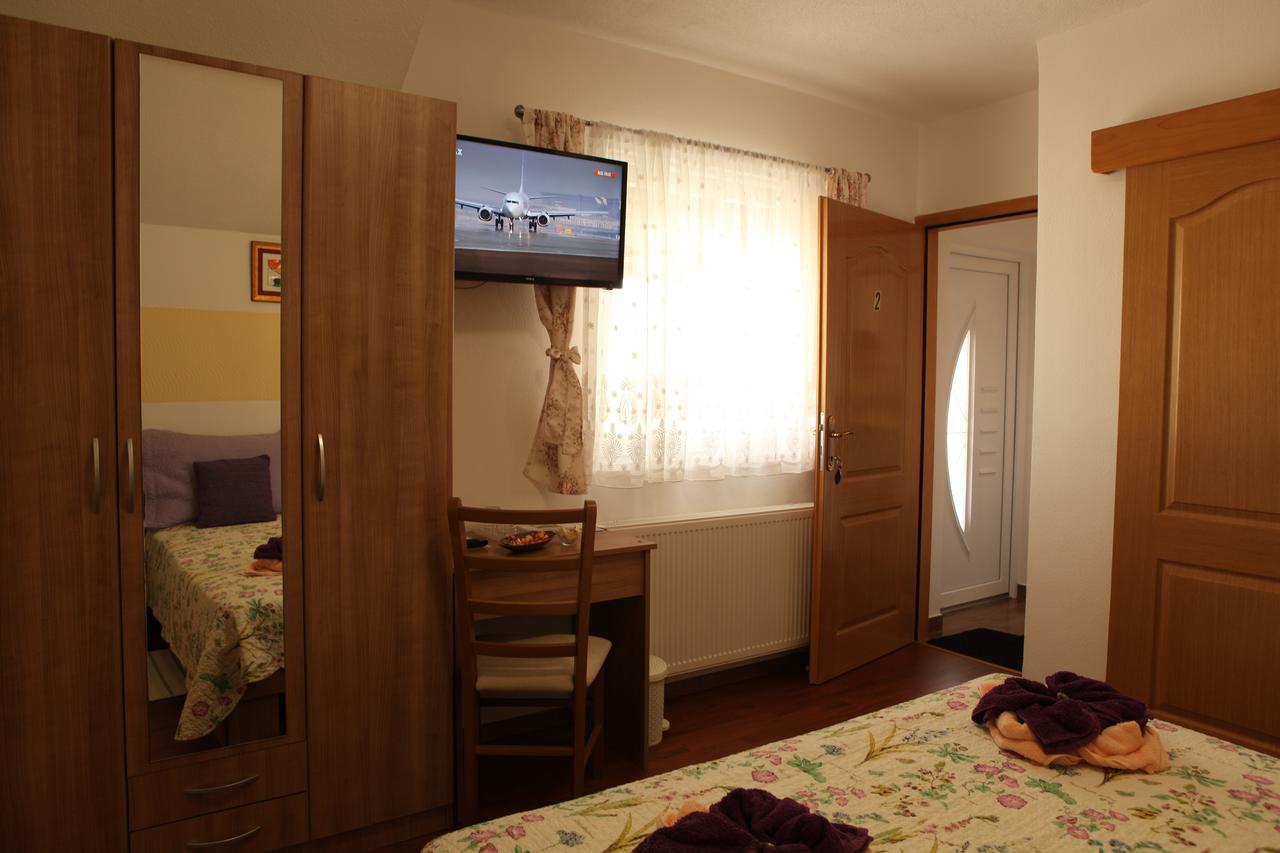 Guesthouse Samolov Vrhovine Екстериор снимка
