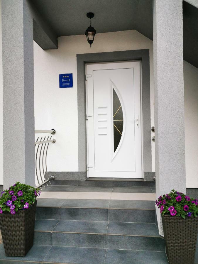 Guesthouse Samolov Vrhovine Екстериор снимка